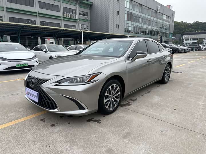 Фото 1 - Lexus ES