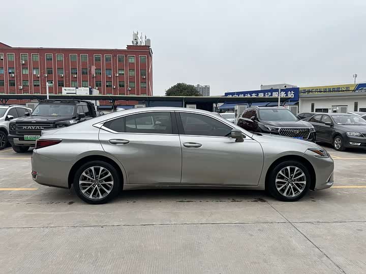 Фото 2 - Lexus ES