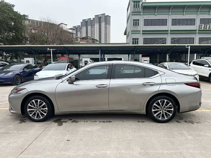 Фото 6 - Lexus ES