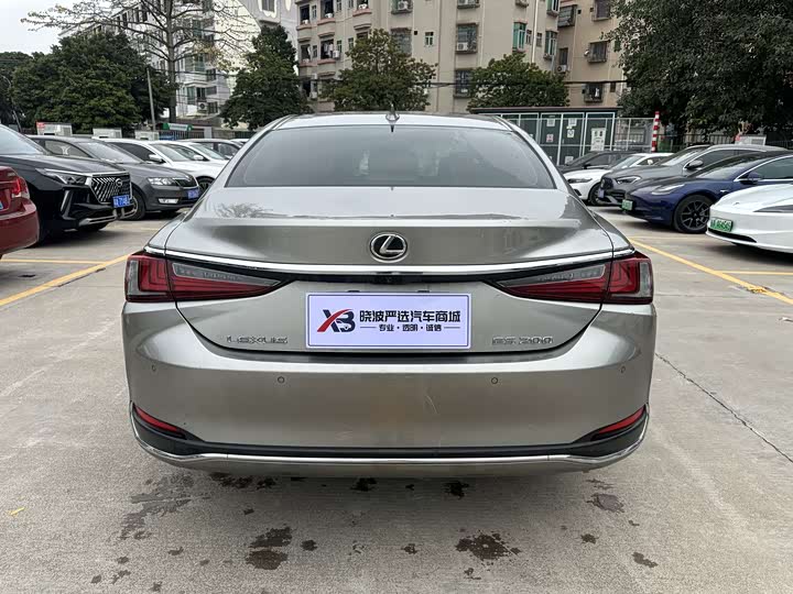 Фото 7 - Lexus ES