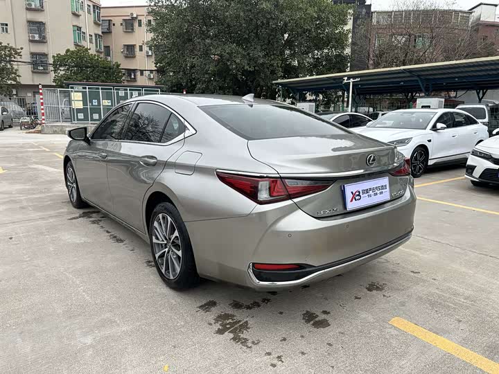 Фото 8 - Lexus ES