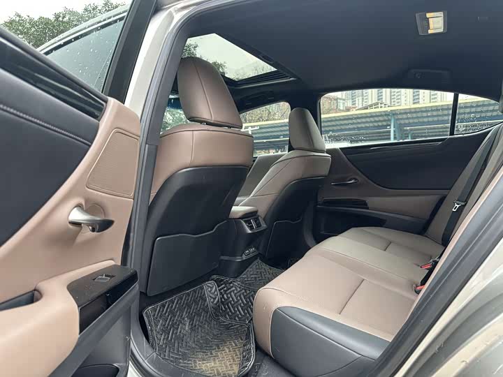 Фото 9 - Lexus ES