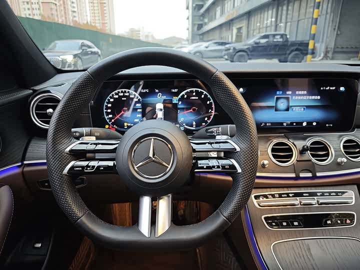 Фото 4 - Mercedes-Benz E-Class