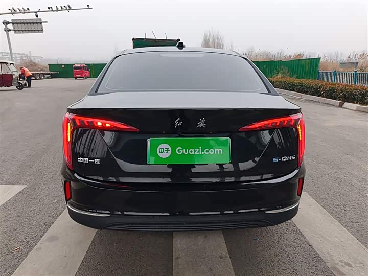 Фото 6 - Hongqi E-QM5