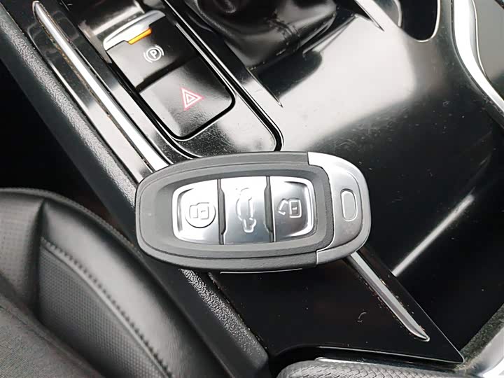 Фото 9 - Hongqi E-QM5