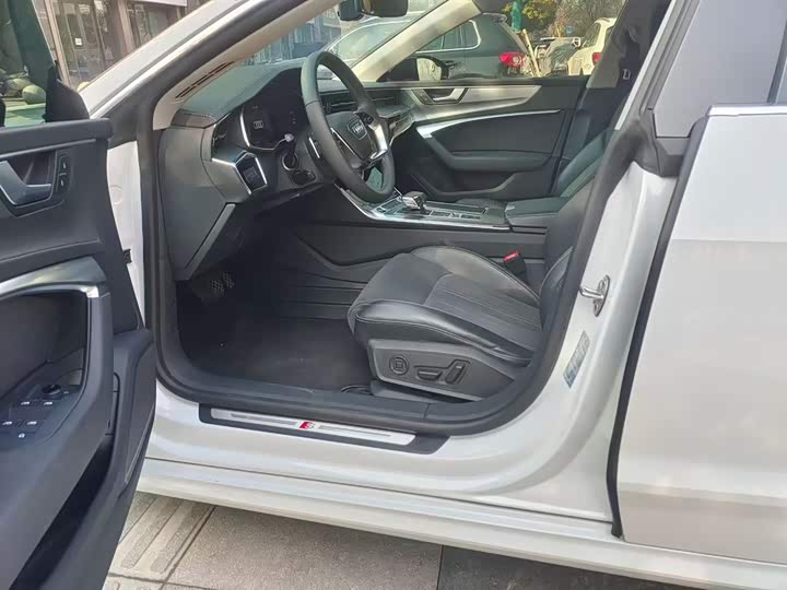 Фото 2 - Audi A7L