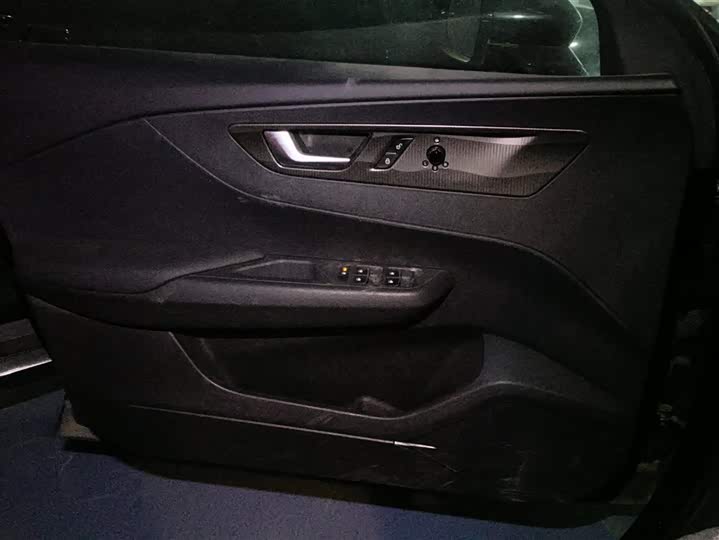 Фото 7 - Hongqi E-QM5