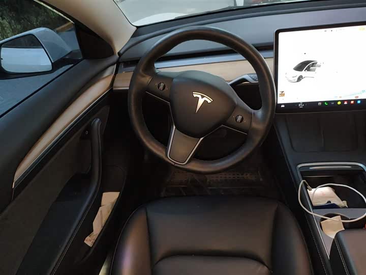 Фото 3 - Tesla Model 3