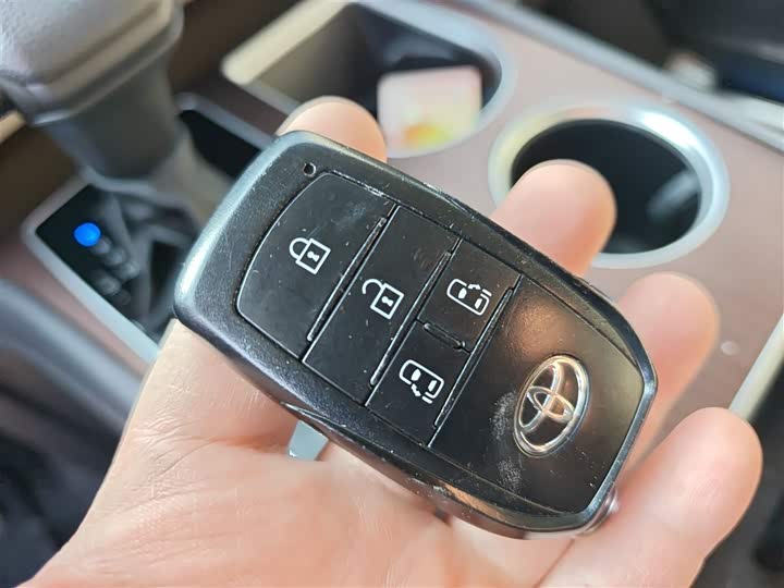 Фото 9 - Toyota Sienna