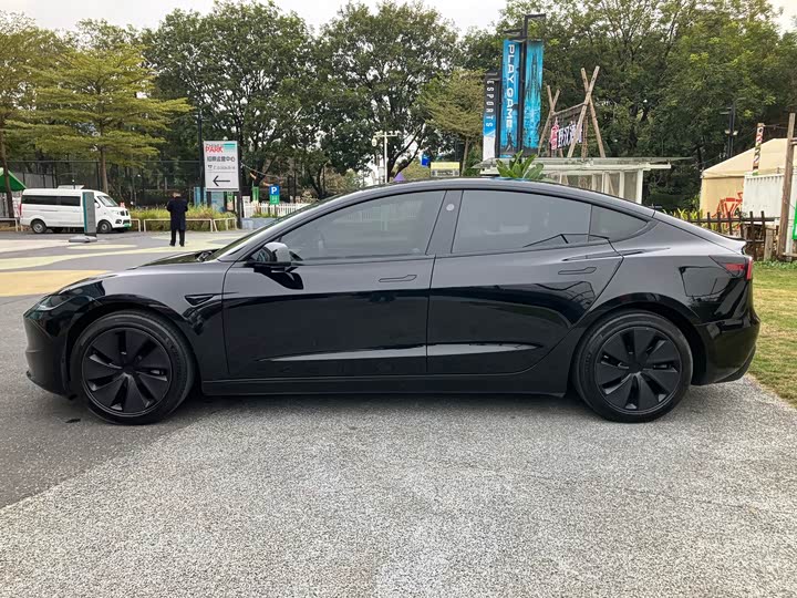Фото 3 - Tesla Model 3