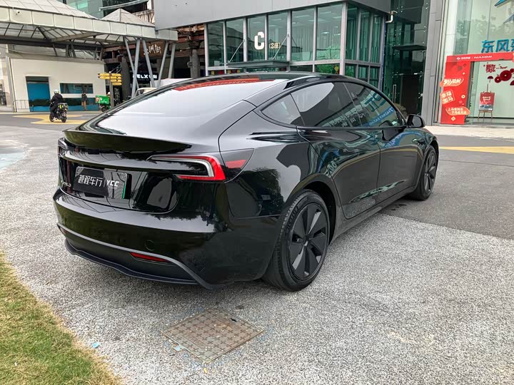 Фото 4 - Tesla Model 3