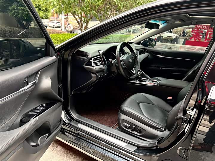 Фото 2 - Toyota Camry