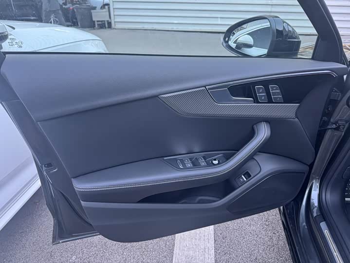 Фото 4 - Audi A4L