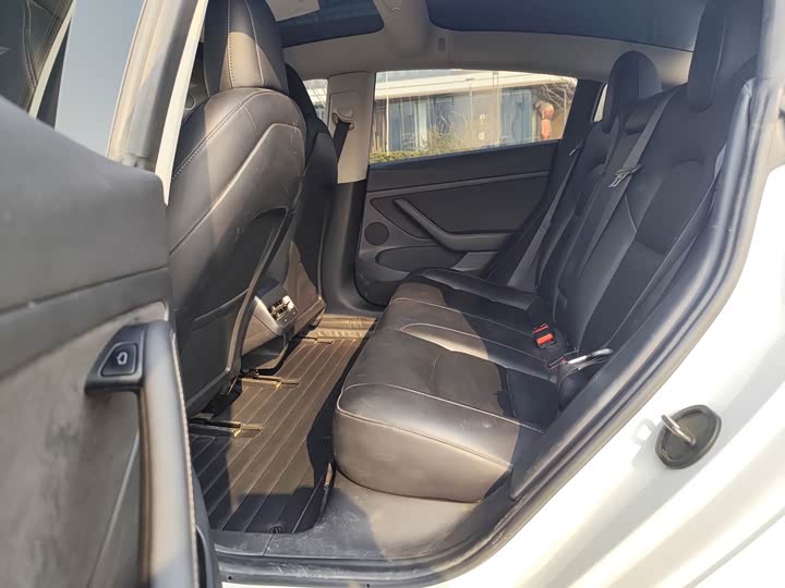 Фото 9 - Tesla Model 3