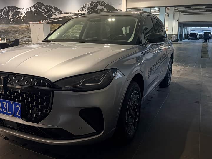 Фото 1 - Lincoln Corsair