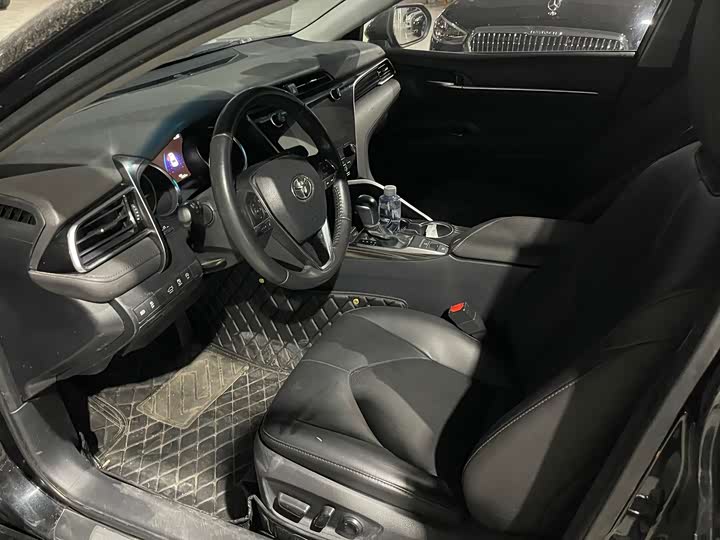 Фото 7 - Toyota Camry