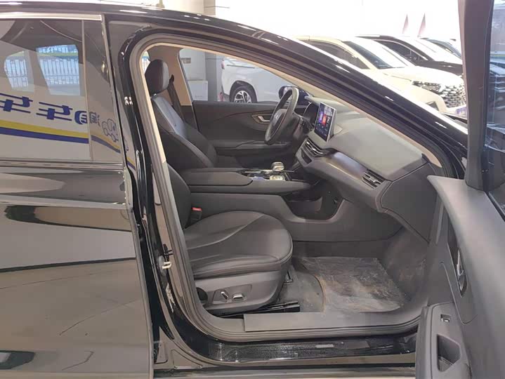 Фото 8 - Hongqi E-QM5