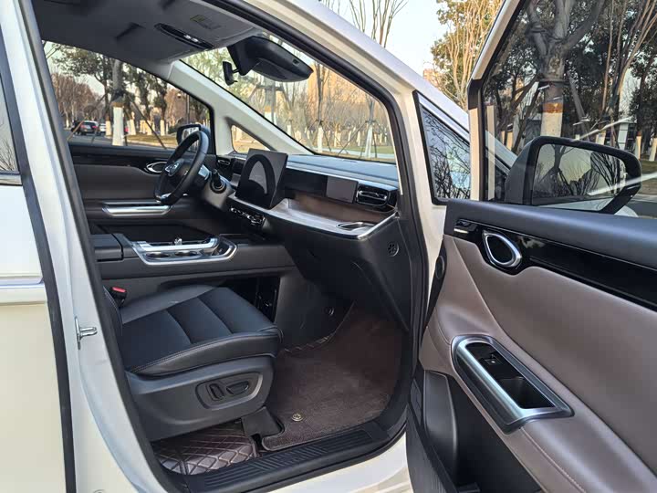 Фото 9 - GAC Trumpchi E8