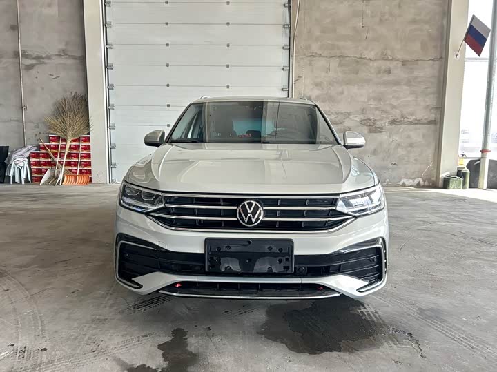 Фото 1 - Volkswagen Tiguan L Pro