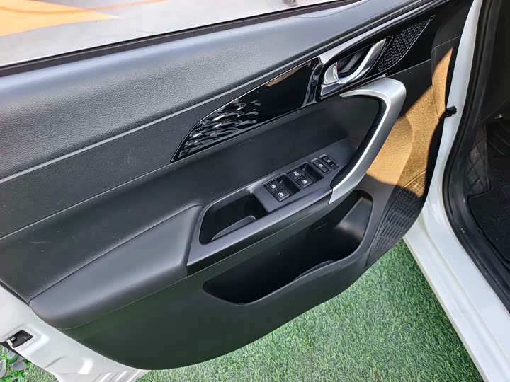 Фото 9 - Changan BenBen E-Star