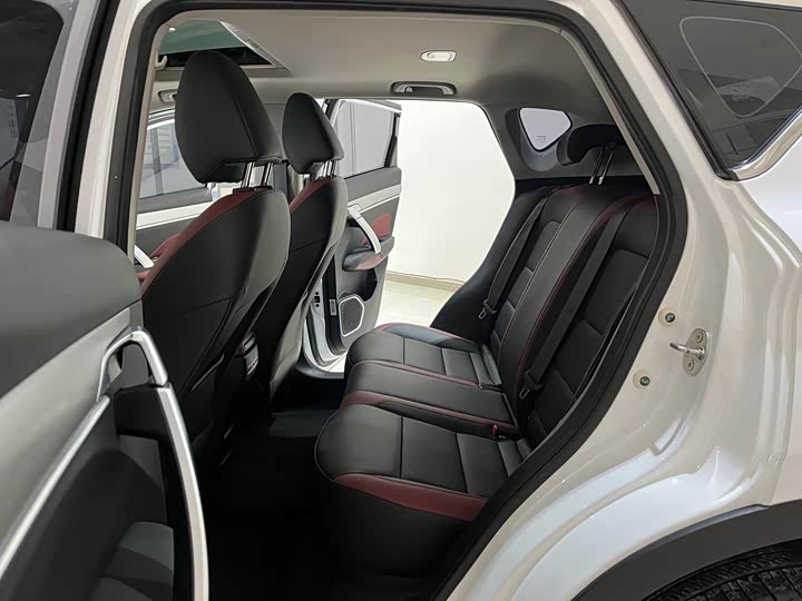 Фото 9 - Geely Coolray