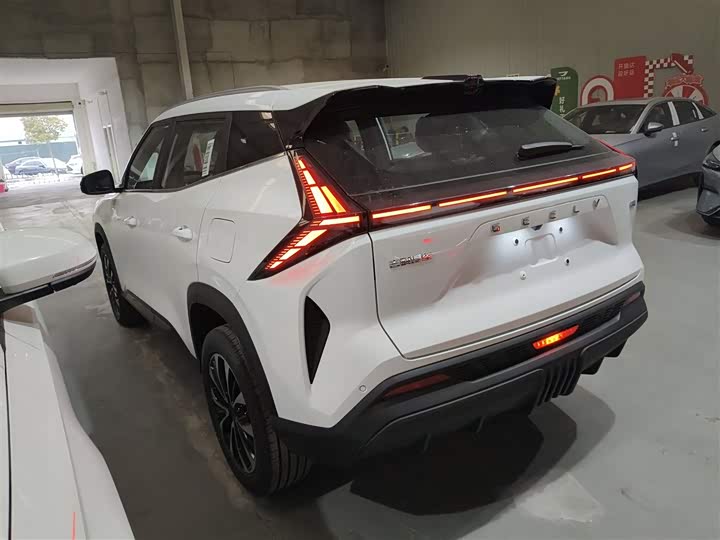 Фото 5 - Geely Atlas