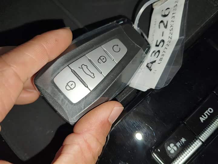 Фото 9 - Geely Atlas