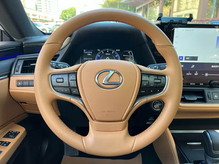 Фото 6 - Lexus ES