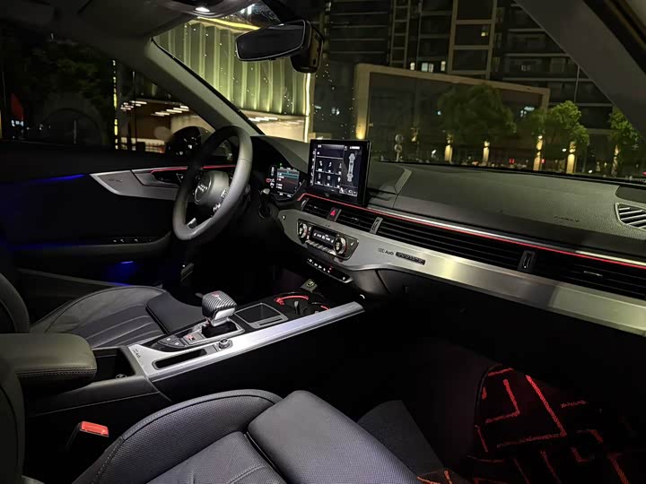 Фото 8 - Audi A4L