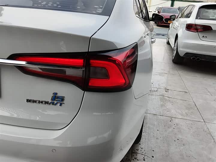 Фото 8 - Roewe i5