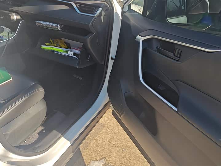 Фото 8 - Toyota RAV4