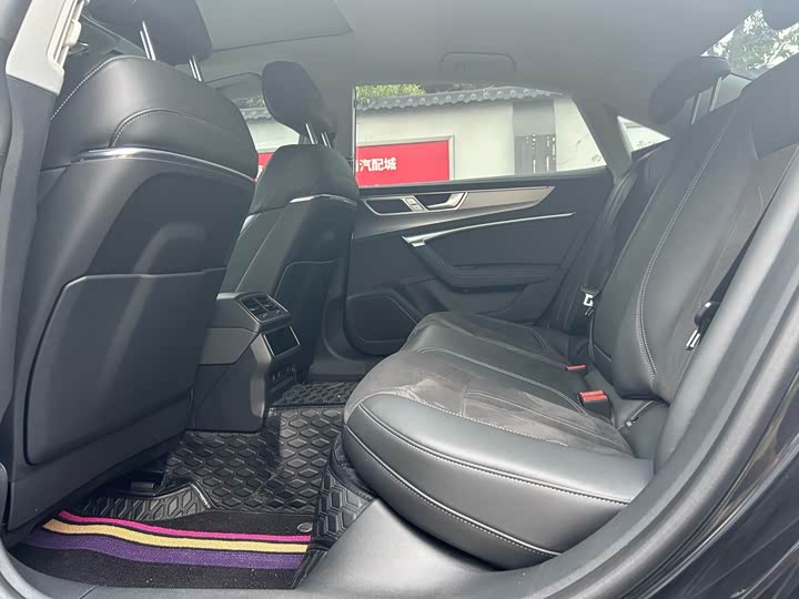 Фото 9 - Audi A7L