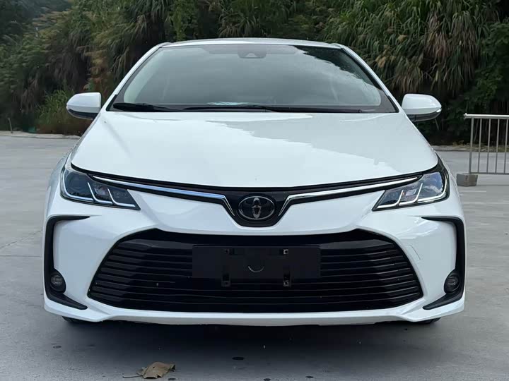 Фото 2 - Toyota Corolla