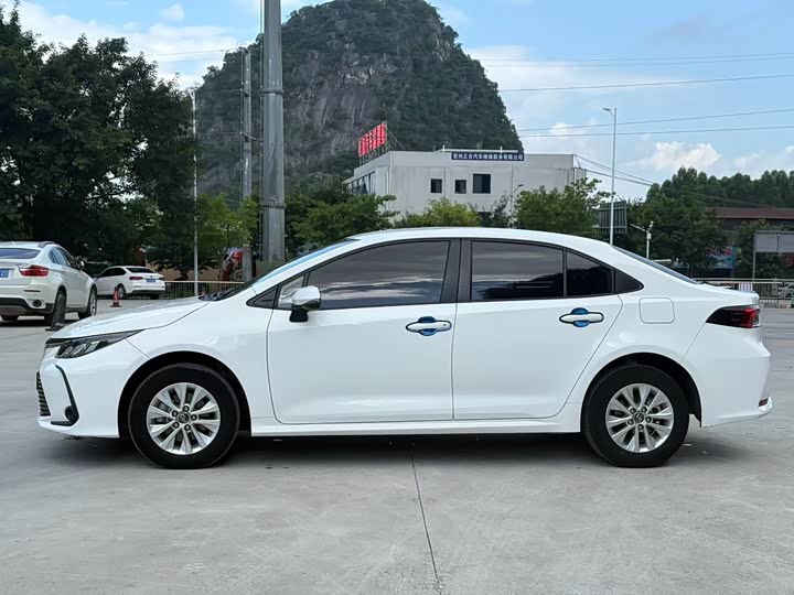 Фото 4 - Toyota Corolla