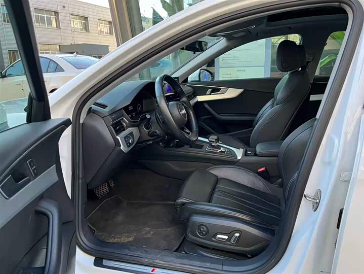 Фото 6 - Audi A4L