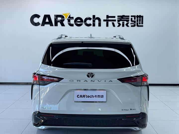 Фото 4 - Toyota Granvia