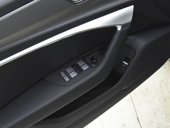 Фото 9 - Audi A6L