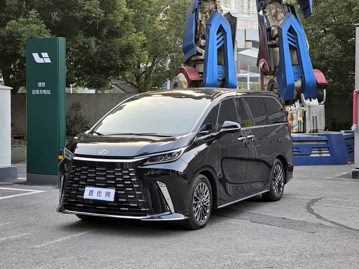 Фото 1 - Lexus LM