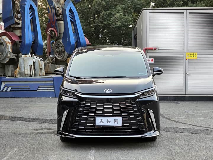 Фото 2 - Lexus LM