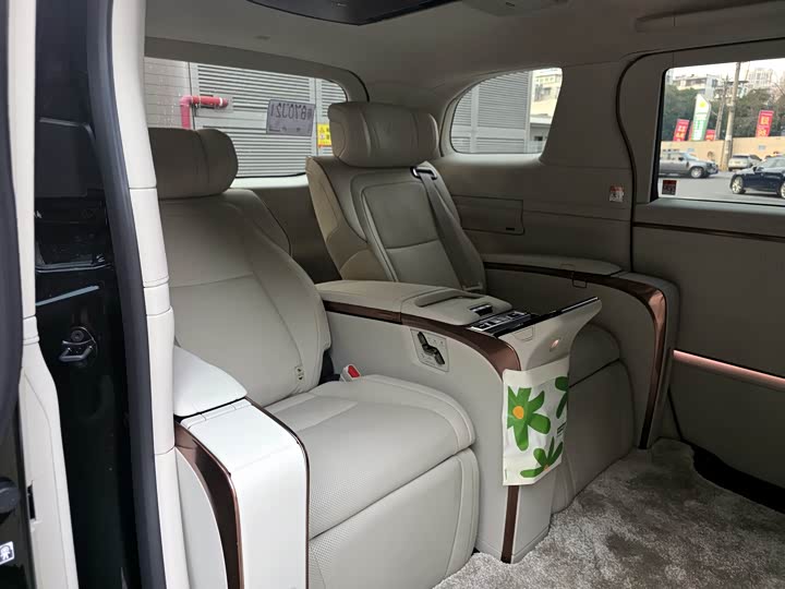 Фото 9 - Lexus LM