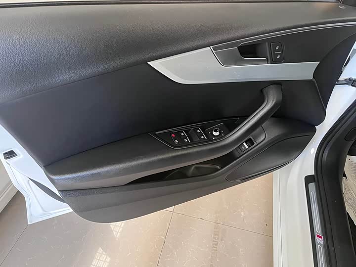 Фото 6 - Audi A4L