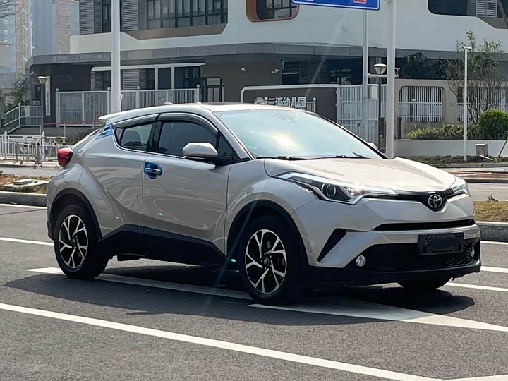 Фото 3 - Toyota C-HR
