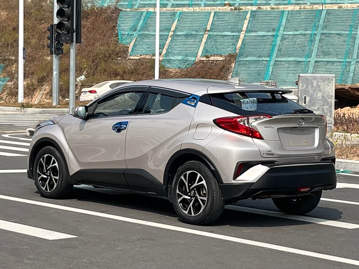 Фото 4 - Toyota C-HR