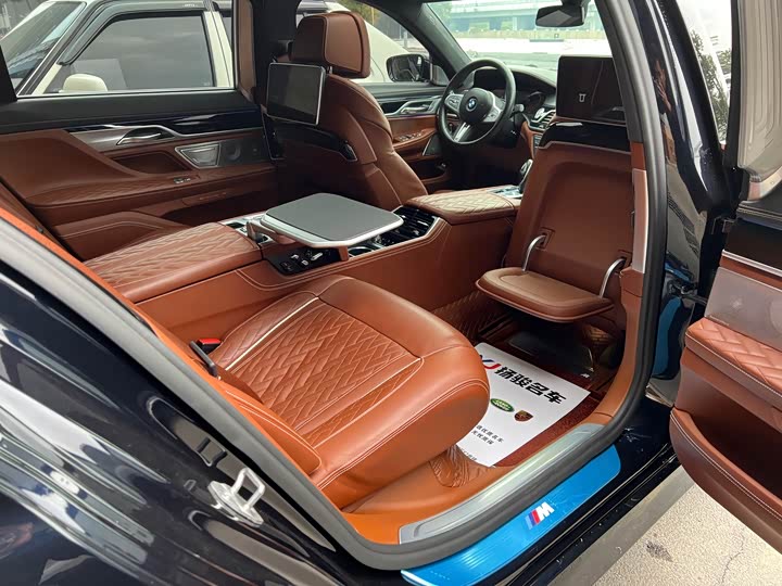 Фото 8 - BMW 7 Series