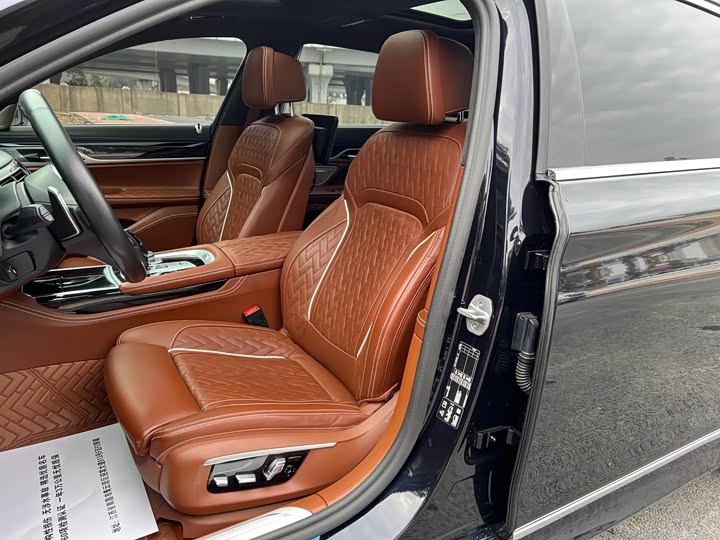 Фото 9 - BMW 7 Series