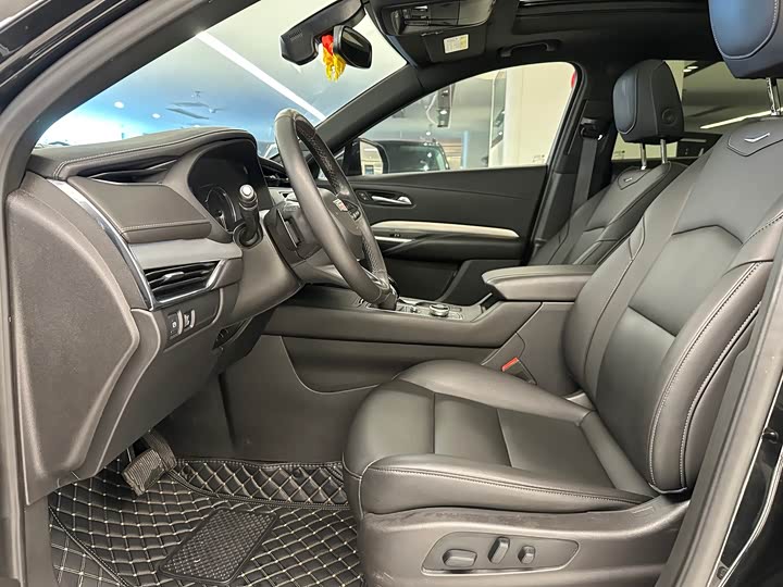 Фото 9 - Cadillac XT4