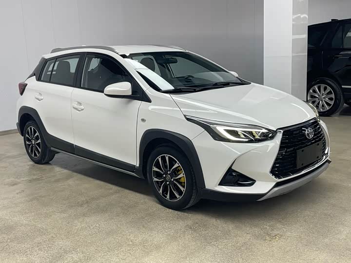 Фото 3 - Toyota Yaris L Hatchback