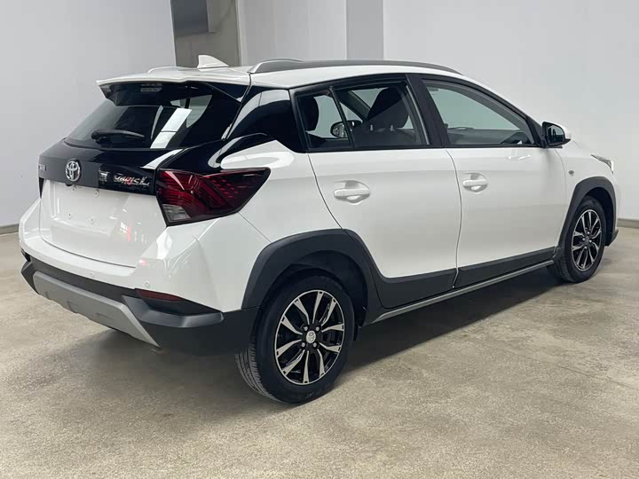 Фото 6 - Toyota Yaris L Hatchback