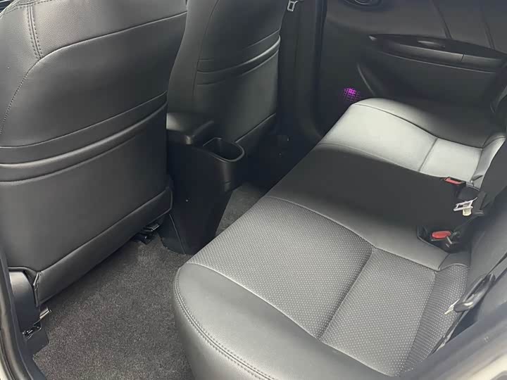 Фото 8 - Toyota Yaris L Hatchback