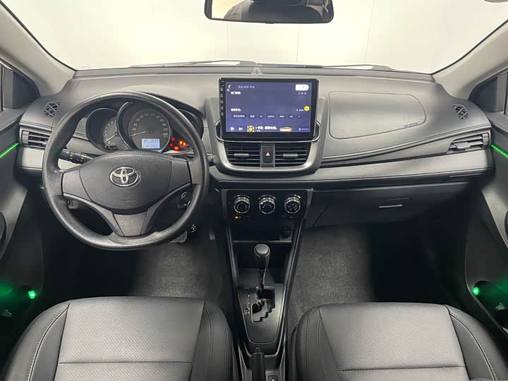 Фото 9 - Toyota Yaris L Hatchback